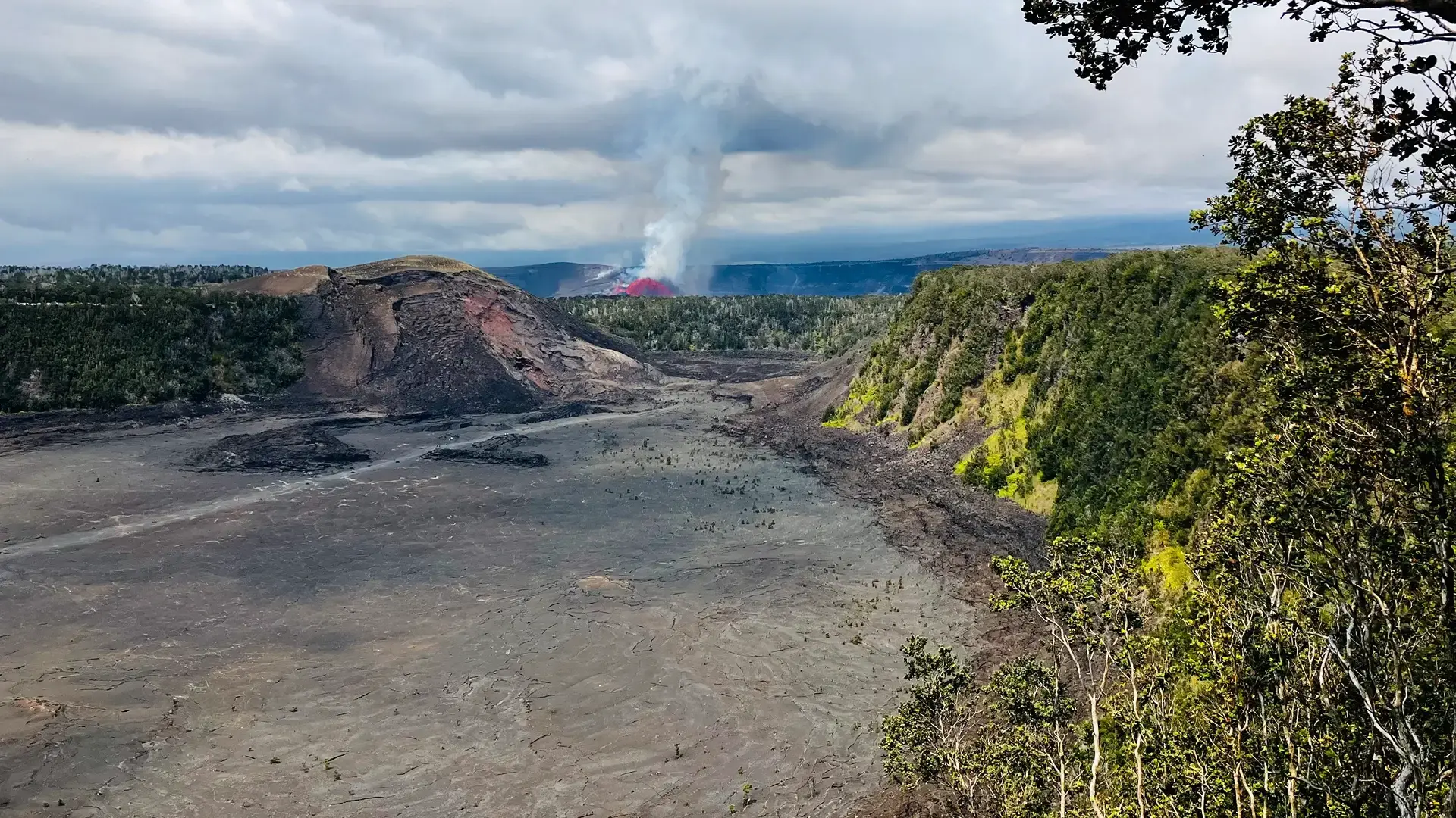 Active lava eruption at Hawaiʻi Volcanoes National Park