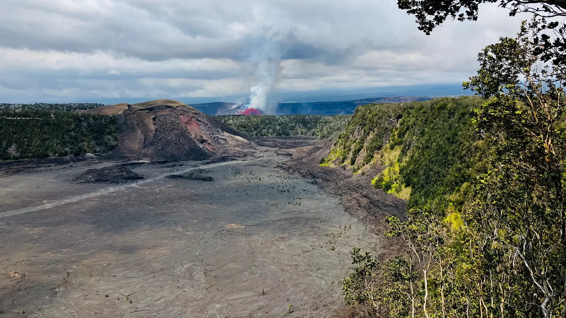 Active lava eruption at Hawaiʻi Volcanoes National Park